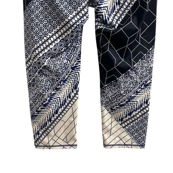 Athleta Women's Small Indigo Blue Geo Print Capri Leggings Yoga Gym - Picture 3 of 10